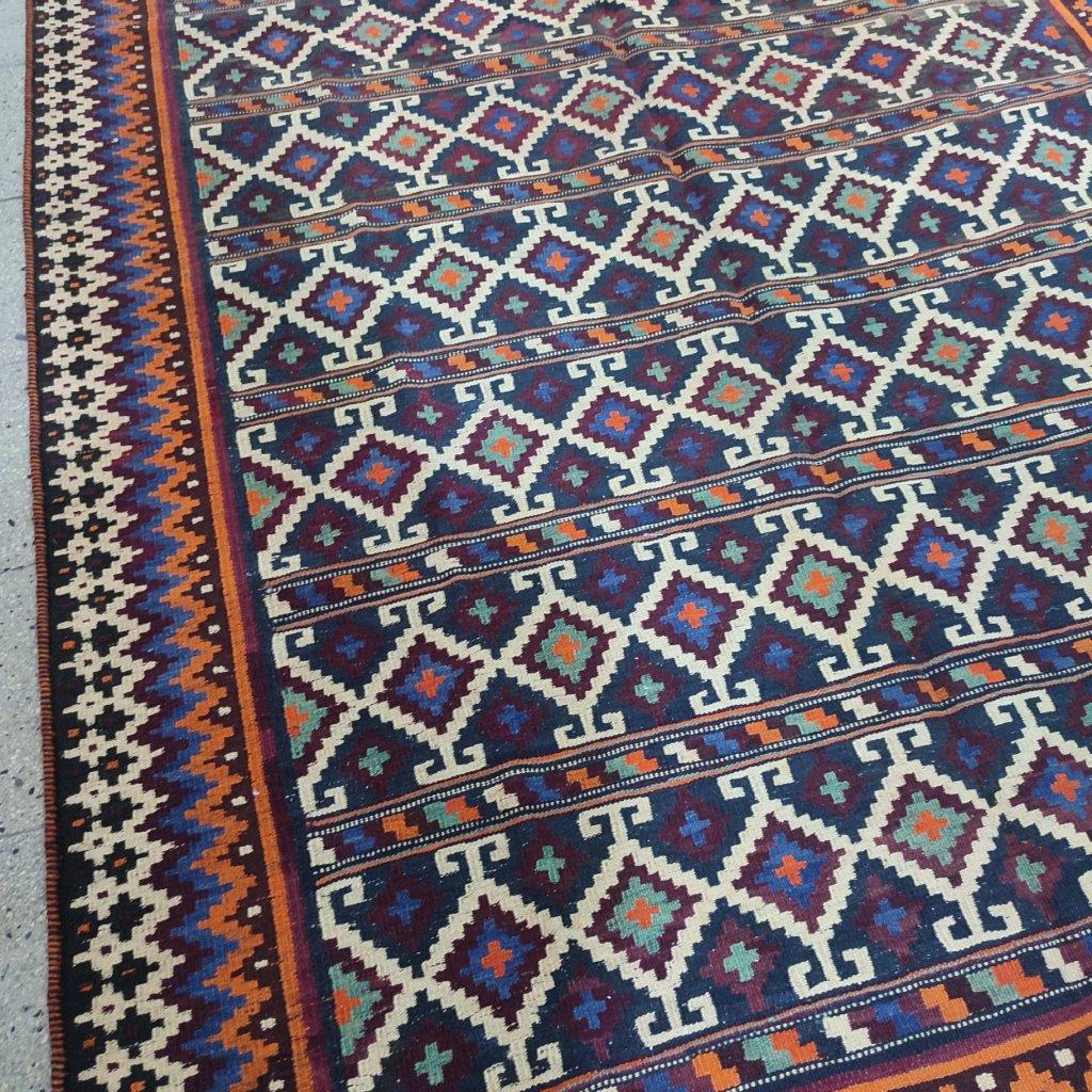 Five-meter hand-woven carpet with a geometric design, model AA