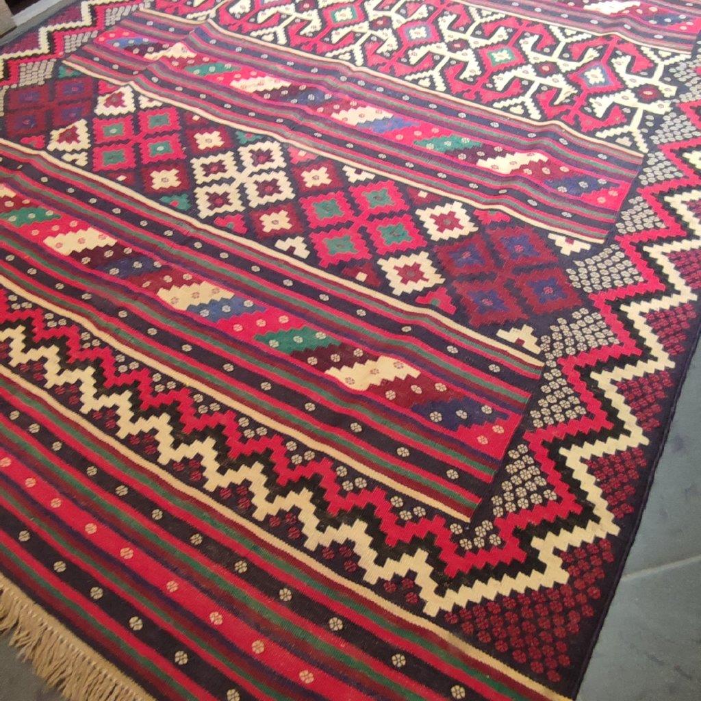 Three-and-a-half-meter hand-woven carpet with a geometric design, code AA335