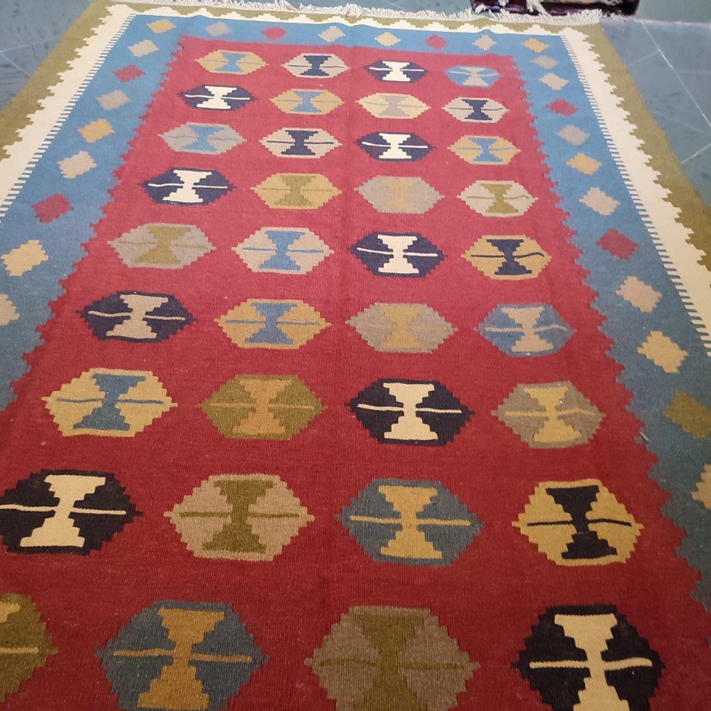 A four and a half meter hand-woven rug with a hexagonal design, code AA105