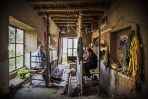 weaving-handmade-workshop-of-Farahan-Carpet1-2-scaled